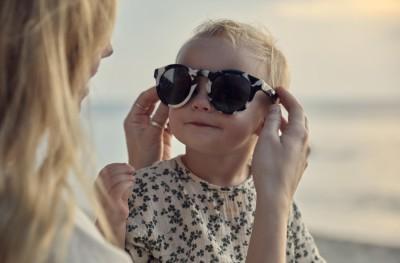 Little girl with sunglases