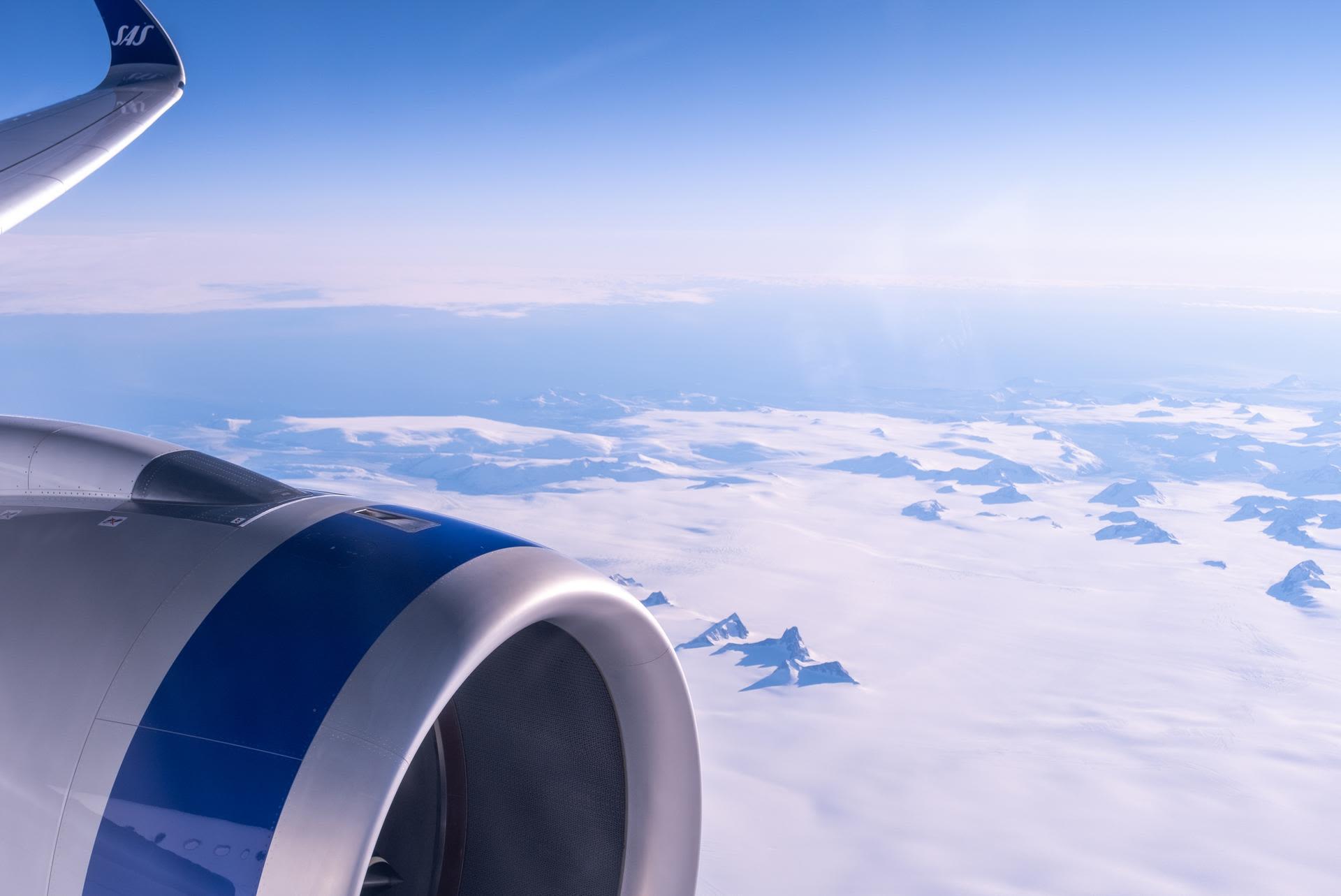 Utsikt fra et fly som flyr over skyene