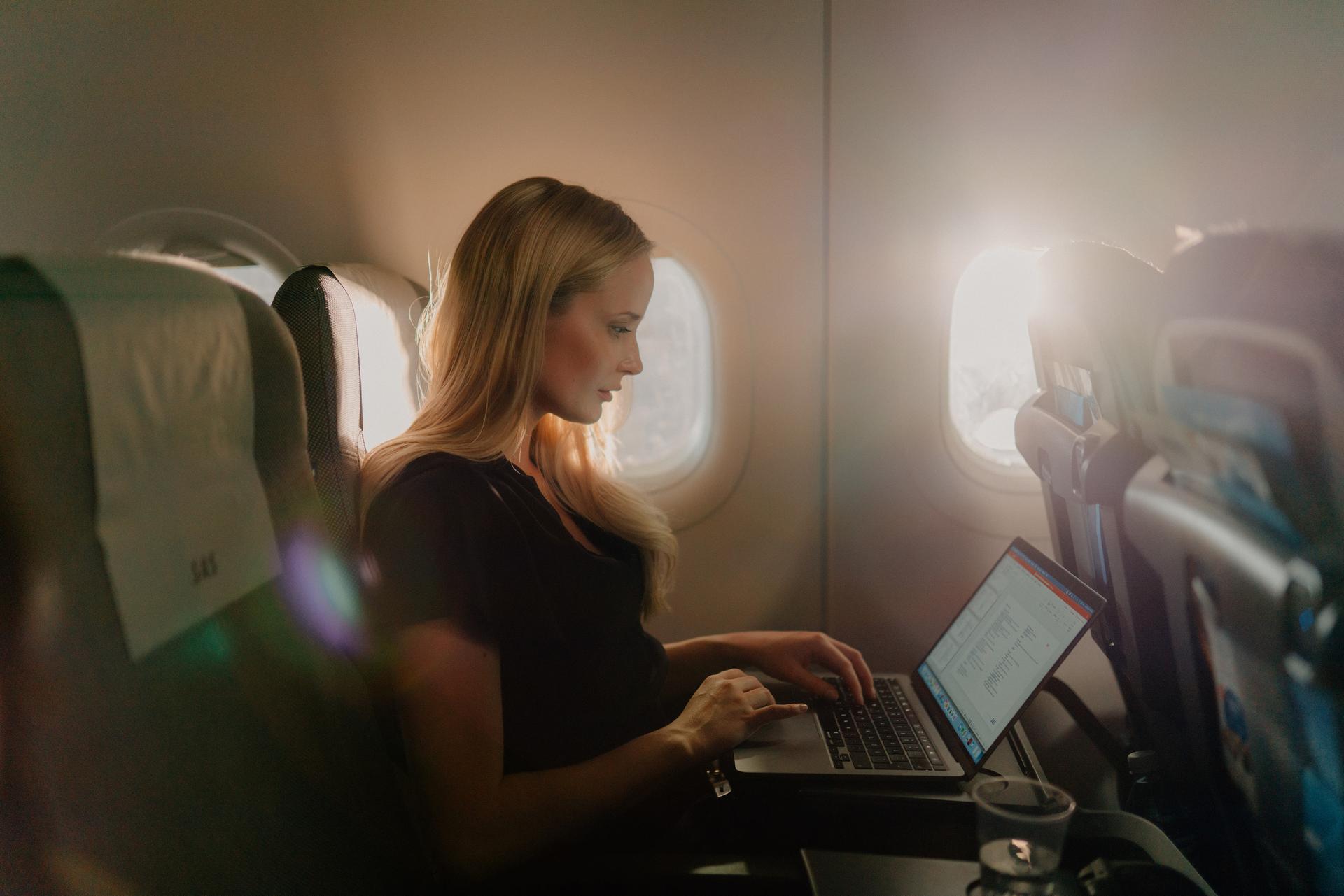 Kvinnelig reisende som bruker WiFi om bord